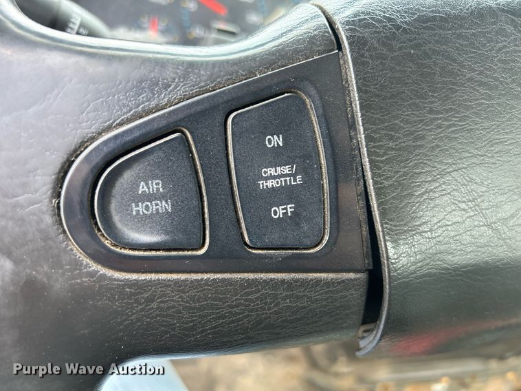 image for item DS8796 2002 International 4300  de-icer truck