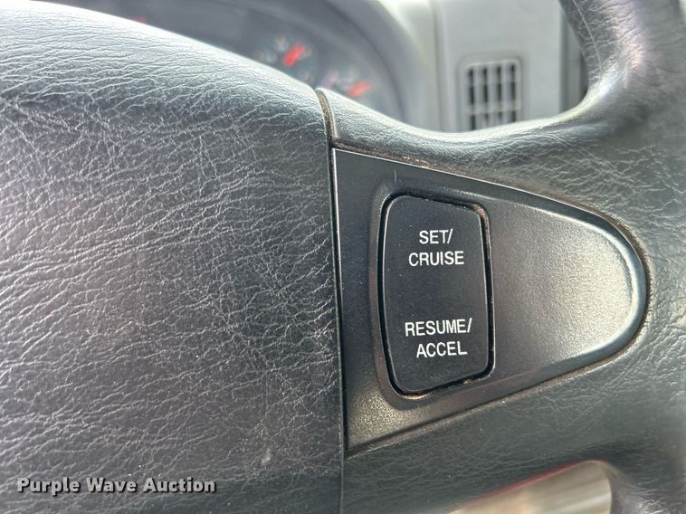 image for item DS8796 2002 International 4300  de-icer truck