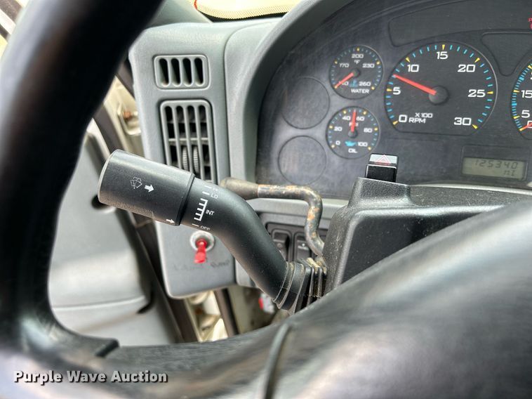 image for item DS8796 2002 International 4300  de-icer truck