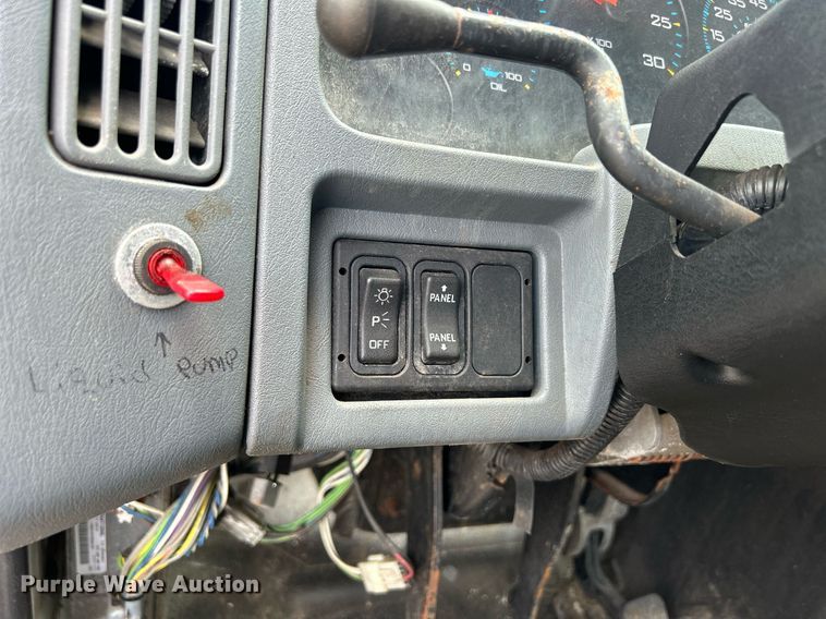 image for item DS8796 2002 International 4300  de-icer truck