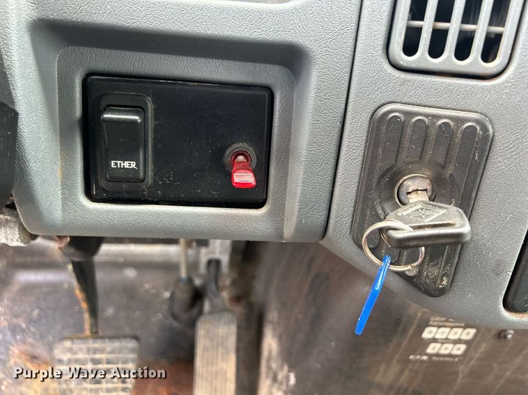 image for item DS8796 2002 International 4300  de-icer truck