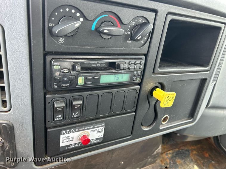 image for item DS8796 2002 International 4300  de-icer truck