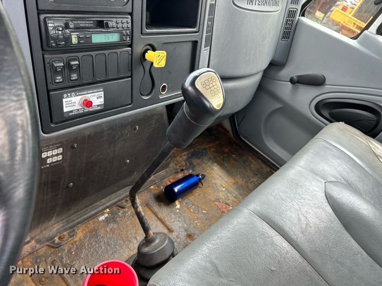 image for item DS8796 2002 International 4300  de-icer truck