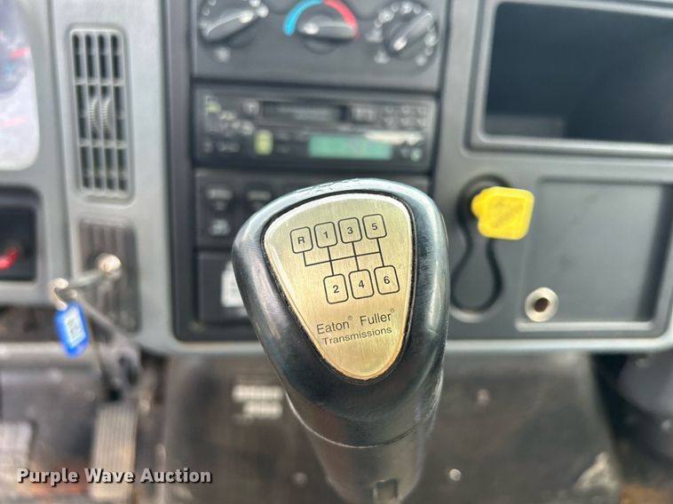 image for item DS8796 2002 International 4300  de-icer truck