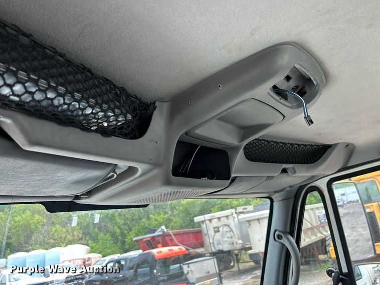 image for item DS8796 2002 International 4300  de-icer truck