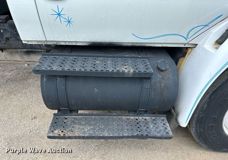 image for item DS8796 2002 International 4300  de-icer truck