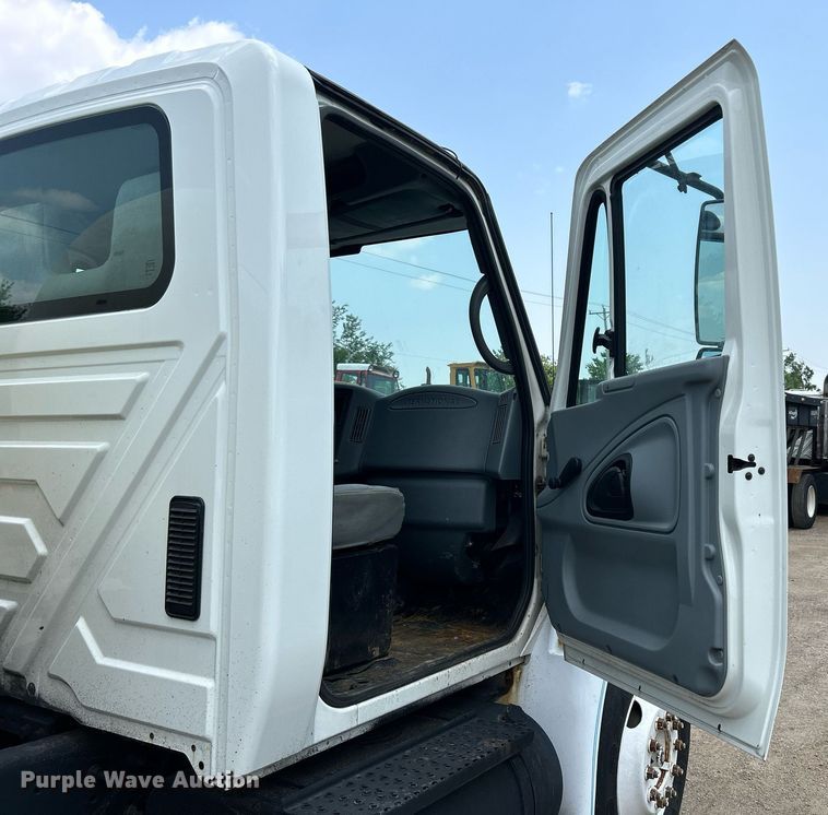 image for item DS8796 2002 International 4300  de-icer truck