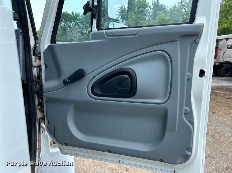 image for item DS8796 2002 International 4300  de-icer truck