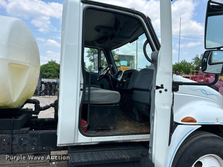 image for item DS8796 2002 International 4300  de-icer truck