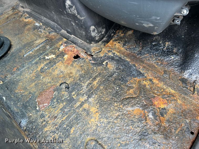 image for item DS8796 2002 International 4300  de-icer truck