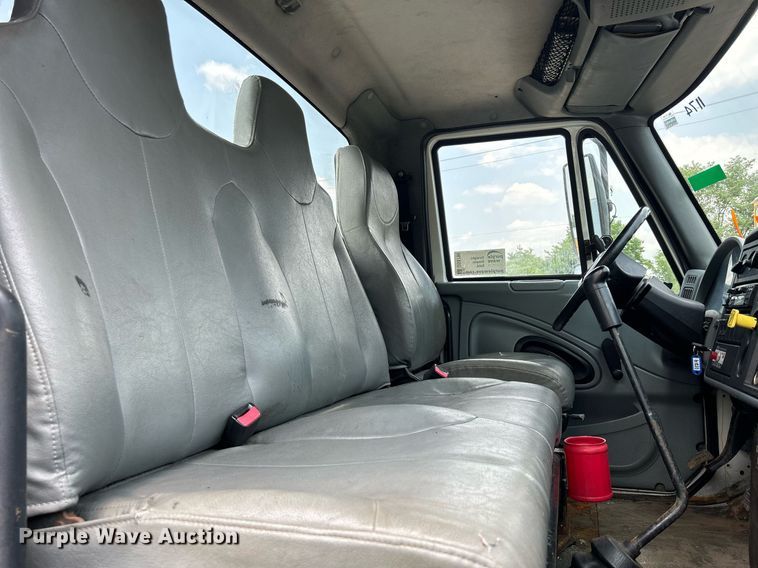 image for item DS8796 2002 International 4300  de-icer truck