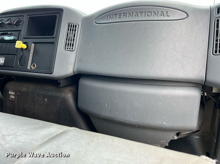 image for item DS8796 2002 International 4300  de-icer truck