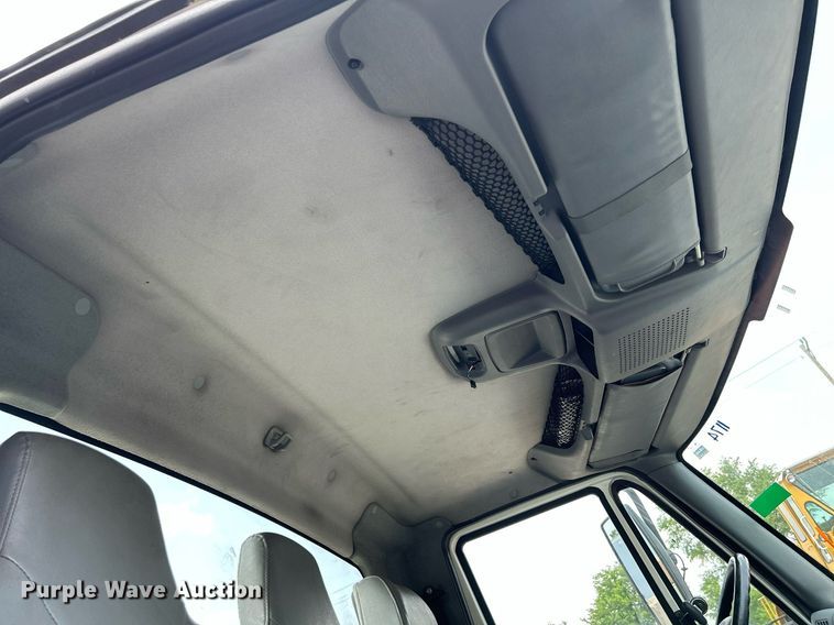 image for item DS8796 2002 International 4300  de-icer truck