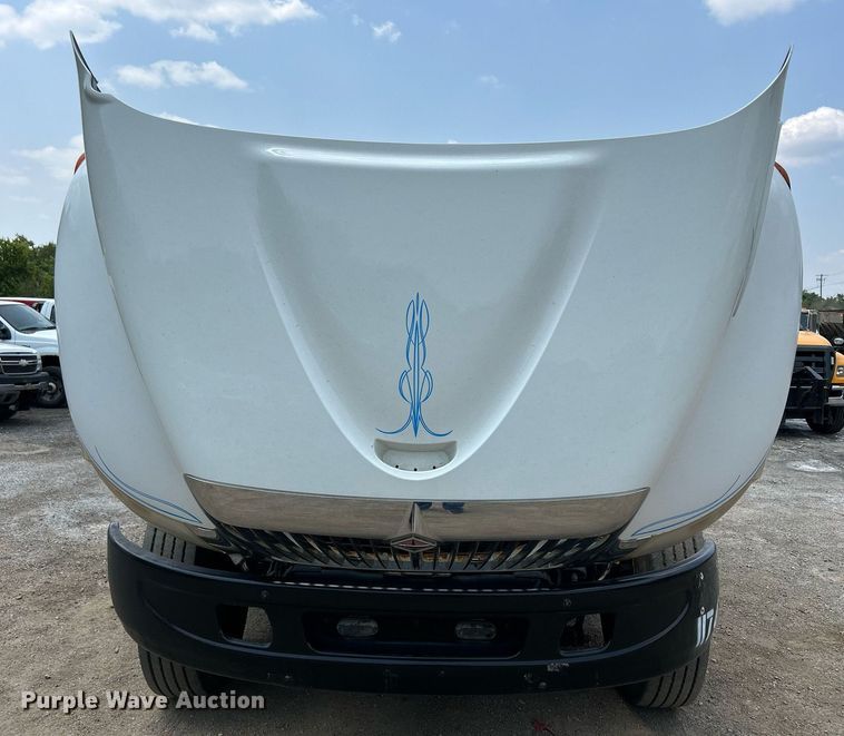 image for item DS8796 2002 International 4300  de-icer truck