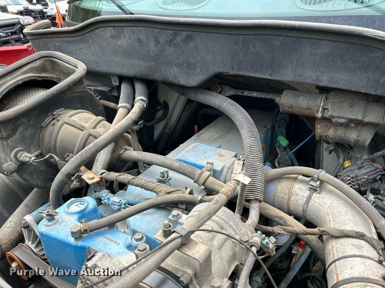 image for item DS8796 2002 International 4300  de-icer truck