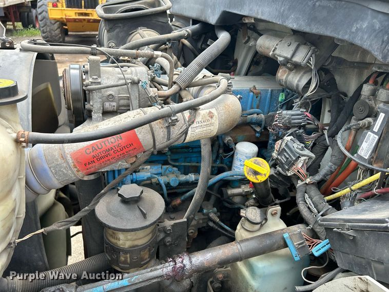 image for item DS8796 2002 International 4300  de-icer truck