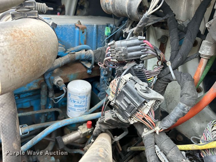 image for item DS8796 2002 International 4300  de-icer truck