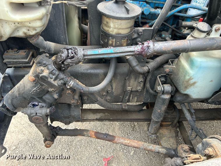 image for item DS8796 2002 International 4300  de-icer truck