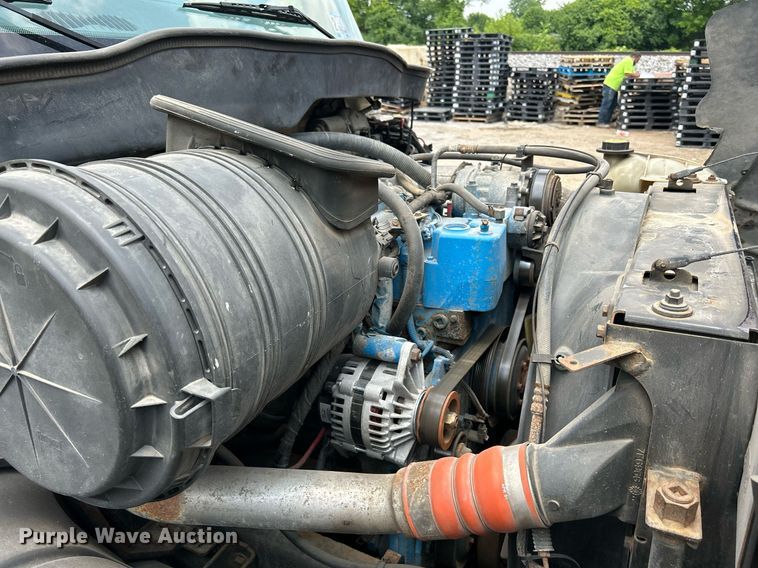 image for item DS8796 2002 International 4300  de-icer truck