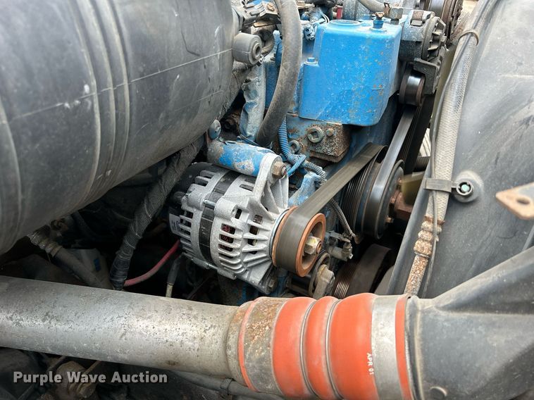 image for item DS8796 2002 International 4300  de-icer truck