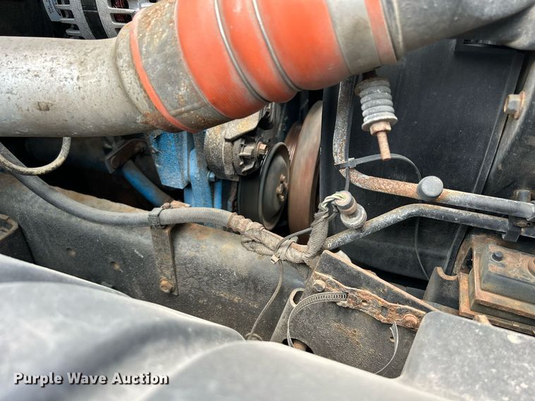 image for item DS8796 2002 International 4300  de-icer truck