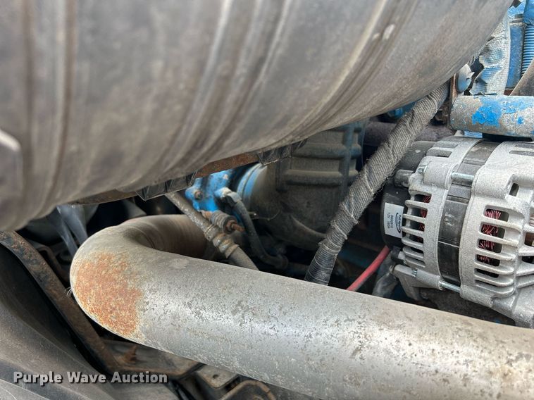 image for item DS8796 2002 International 4300  de-icer truck