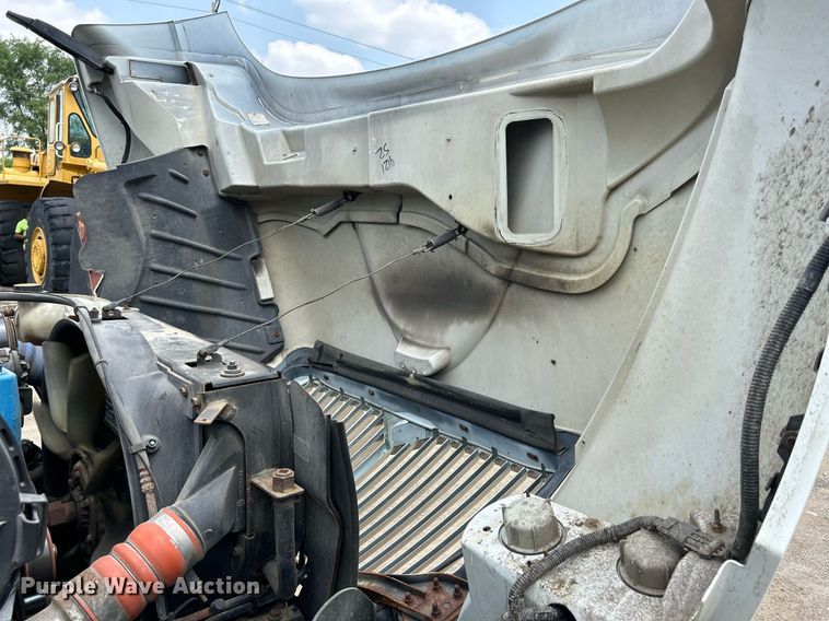 image for item DS8796 2002 International 4300  de-icer truck