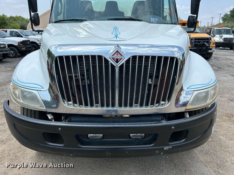 image for item DS8796 2002 International 4300  de-icer truck