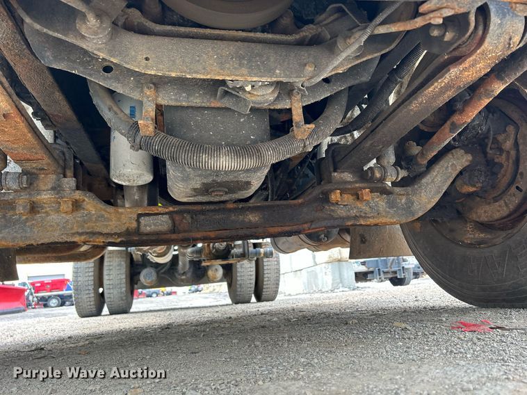 image for item DS8796 2002 International 4300  de-icer truck