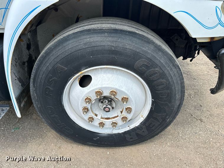 image for item DS8796 2002 International 4300  de-icer truck