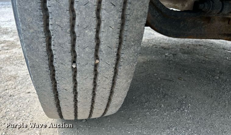 image for item DS8796 2002 International 4300  de-icer truck