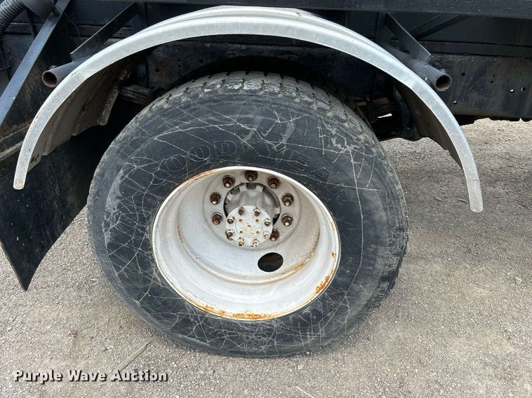 image for item DS8796 2002 International 4300  de-icer truck