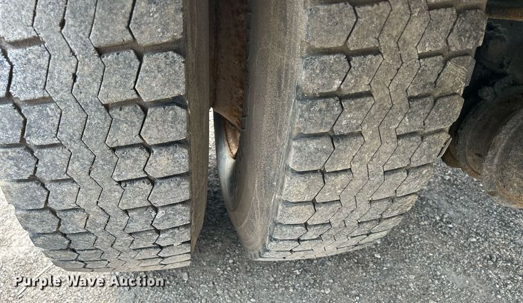 image for item DS8796 2002 International 4300  de-icer truck