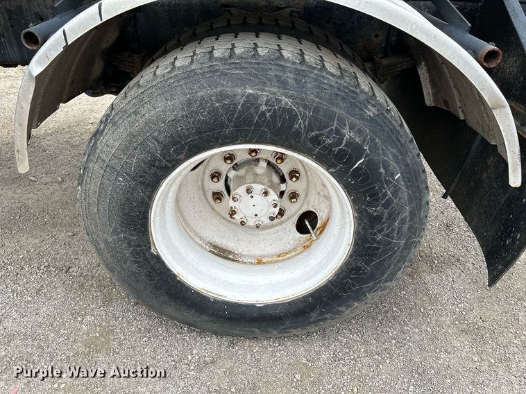 image for item DS8796 2002 International 4300  de-icer truck