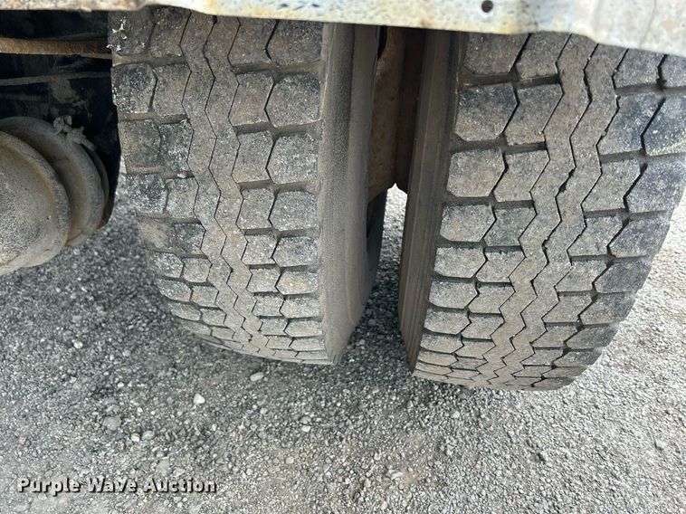 image for item DS8796 2002 International 4300  de-icer truck