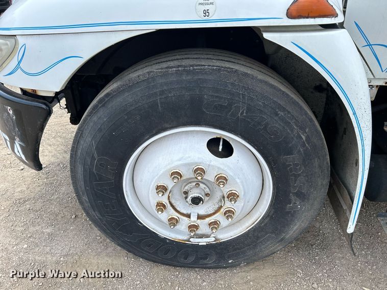 image for item DS8796 2002 International 4300  de-icer truck