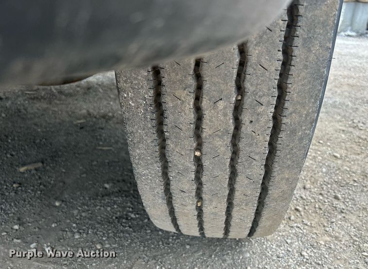 image for item DS8796 2002 International 4300  de-icer truck