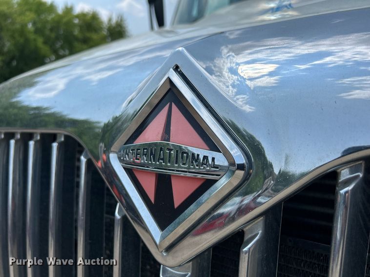 image for item DS8796 2002 International 4300  de-icer truck