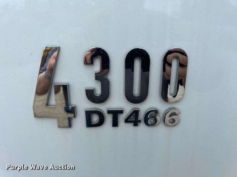 image for item DS8796 2002 International 4300  de-icer truck