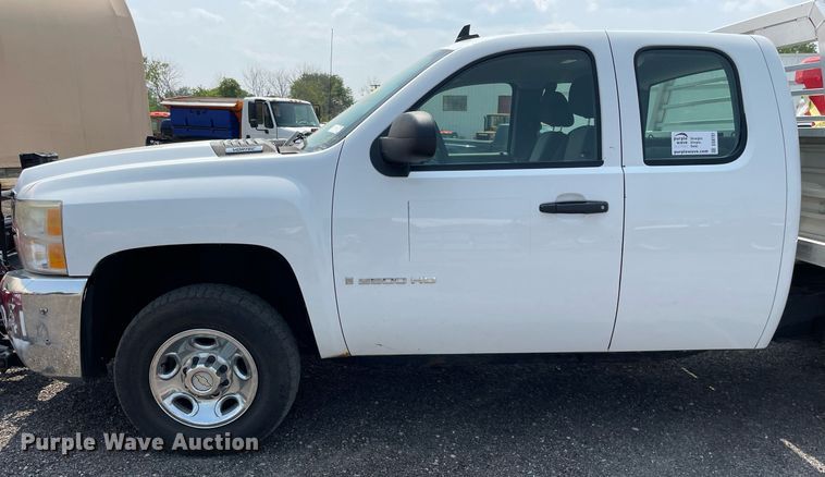 image for item DS8797 2008 Chevrolet 2500HD  Ext. Cab flatbed pickup truck