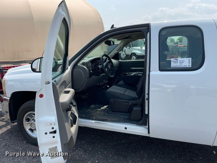 image for item DS8797 2008 Chevrolet 2500HD  Ext. Cab flatbed pickup truck