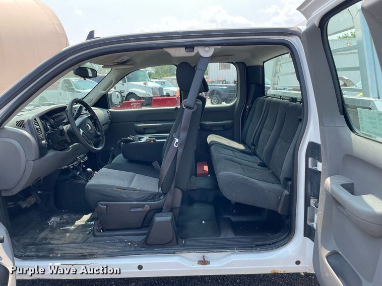 image for item DS8797 2008 Chevrolet 2500HD  Ext. Cab flatbed pickup truck