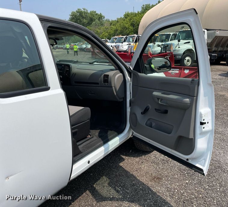 image for item DS8797 2008 Chevrolet 2500HD  Ext. Cab flatbed pickup truck