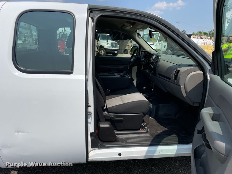 image for item DS8797 2008 Chevrolet 2500HD  Ext. Cab flatbed pickup truck