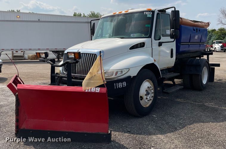 image for item DS8798 2005 International 4300  spreader truck