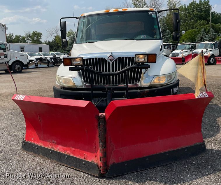 image for item DS8798 2005 International 4300  spreader truck