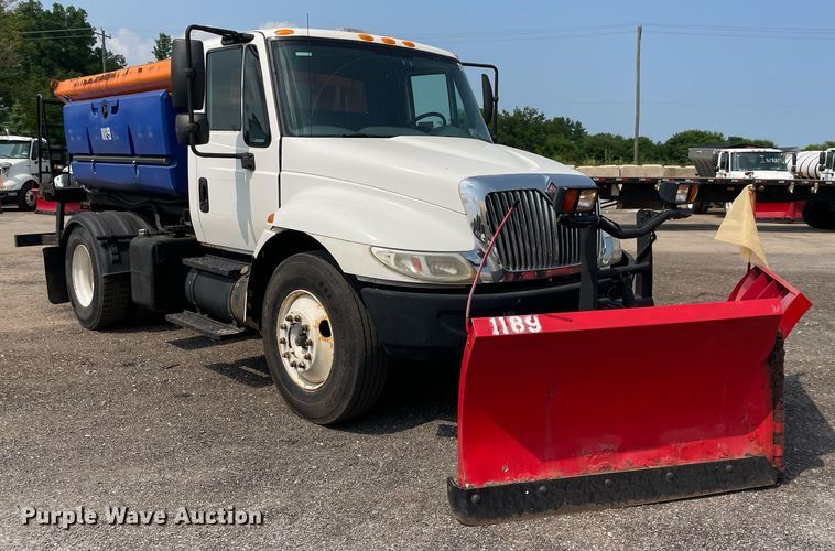 image for item DS8798 2005 International 4300  spreader truck