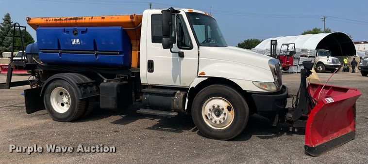 image for item DS8798 2005 International 4300  spreader truck