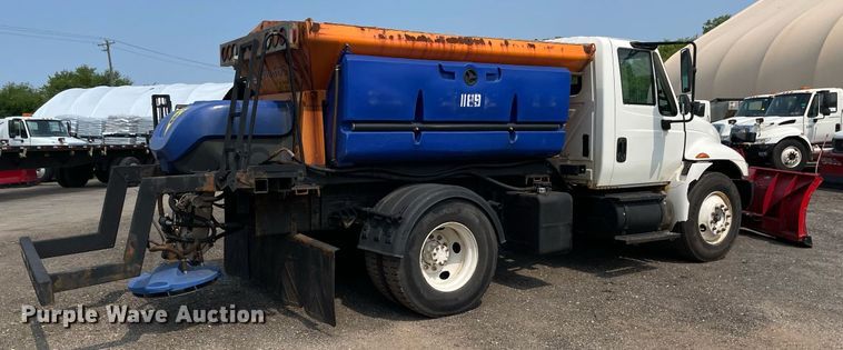 image for item DS8798 2005 International 4300  spreader truck