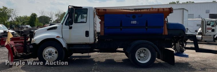 image for item DS8798 2005 International 4300  spreader truck